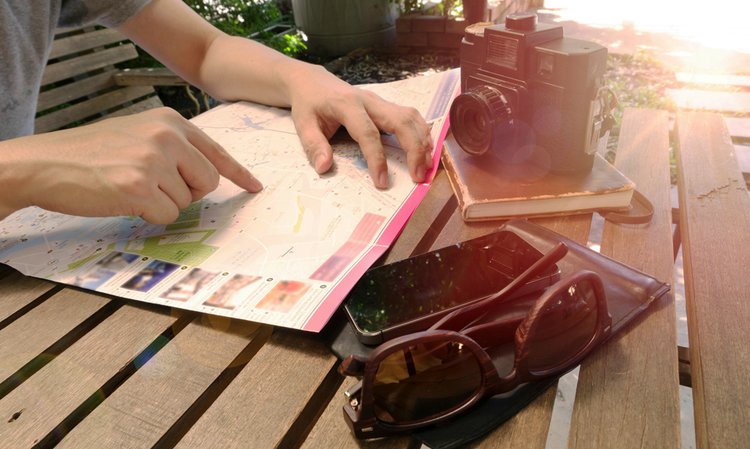 কেবল ম্যাপে মুখ না গুঁজে চারপাশের পরিবেশ খেয়াল করুন। ছবি: পেক্সেলস