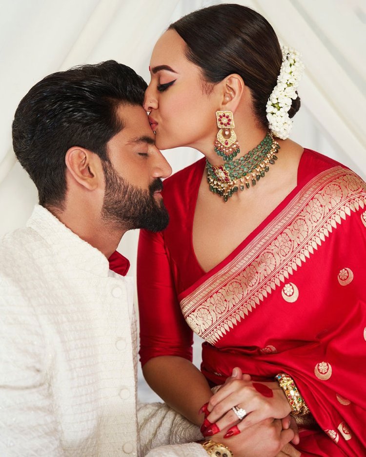 দাম্পত্য জীবনে সুখী হওয়ার অন্যতম শর্ত হচ্ছে দুজনের ভিন্নতাকে সাদরে গ্রহণ করে নেওয়া। ছবি: ফেমিনা