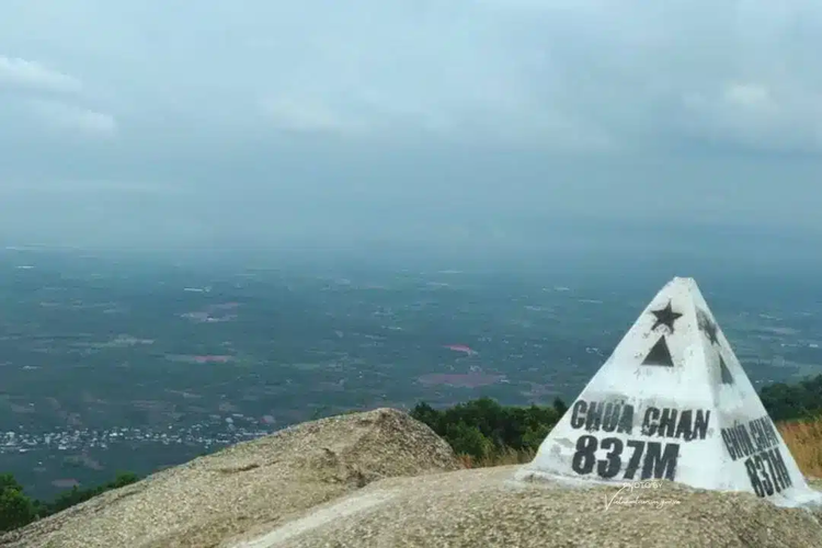 ঘন সবুজ বনানীতে ঘেরা চান চুয়া পাহাড়ের চূড়ায় পৌঁছানোর পথটি যেমন সুন্দর, তেমনি ক্যাম্পিংয়ের জন্যও সেরা। ছবি: অরিজিন ভিয়েতনাম