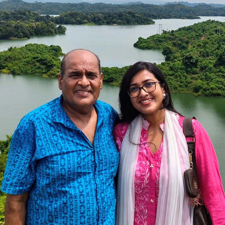 বাবার সঙ্গে ম্যাগডীলিনা প্রীতি রোজারিও