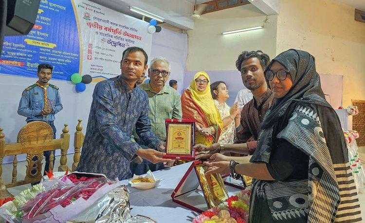 সোকসাসের তৃতীয় বর্ষপূর্তি উদ্‌যাপন অনুষ্ঠানে বিশেষ অতিথি হিসেবে সম্মাননা স্মারক গ্রহণ করছেন আব্দুর রাজ্জাক খান। ছবি: সংগৃহীত