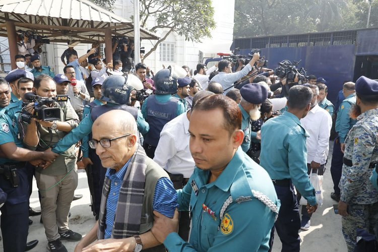 আন্তর্জাতিক অপরাধ ট্রাইব্যুনালে হাজির করা হচ্ছে সাবেক জ্বালানি উপদেষ্টা তৌফিক–ই ইলাহী চৌধুরীকে। ছবি: আজকের পত্রিকা