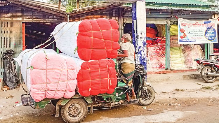 অনলাইনে বিক্রি করা কম্বল প্যাকেটজাত করে কুরিয়ারে পাঠানো হচ্ছে। সম্প্রতি কাজীপুরের শিমুলদাইড় বাজারের কম্বলপল্লিতে। ছবি: আজকের পত্রিকা