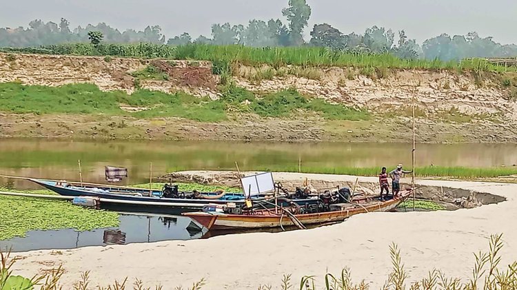 সরকারি প্রকল্প ভরাটের নামে নদীতে খননযন্ত্র বসিয়ে বালু উত্তোলন করা হচ্ছে। গত শনিবার মানিকগঞ্জের ঘিওরের মাইলাগী আশ্রয়ণ প্রকল্পসংলগ্ন পুরোনো ধলেশ্বরী নদীতে। ছবি: আজকের পত্রিকা