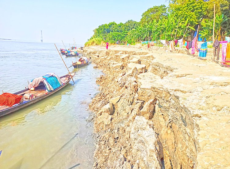 আলোকদিয়া গ্রামে নদীতীরে ভাঙন। ছবিটি সম্প্রতি তোলা। আজকের পত্রিকা