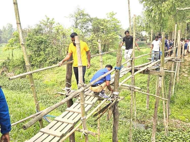 মুন্সিগঞ্জের সিরাজদিখানের রশুনিয়া ইউনিয়নের বাঁশের সাঁকো। ছবি: আজকের পত্রিকা