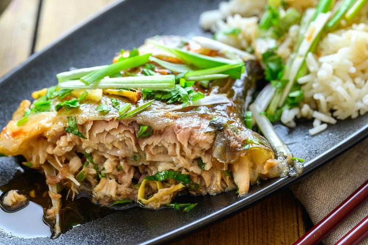 সি বাস বা অন্য মাছ আদা, লাইম জুস, রসুন ও মরিচ দিয়ে ম্যারিনেট করে ভাপিয়ে রান্না করা হয় স্টিমড ফিশ। ছবি: পেক্সেলস