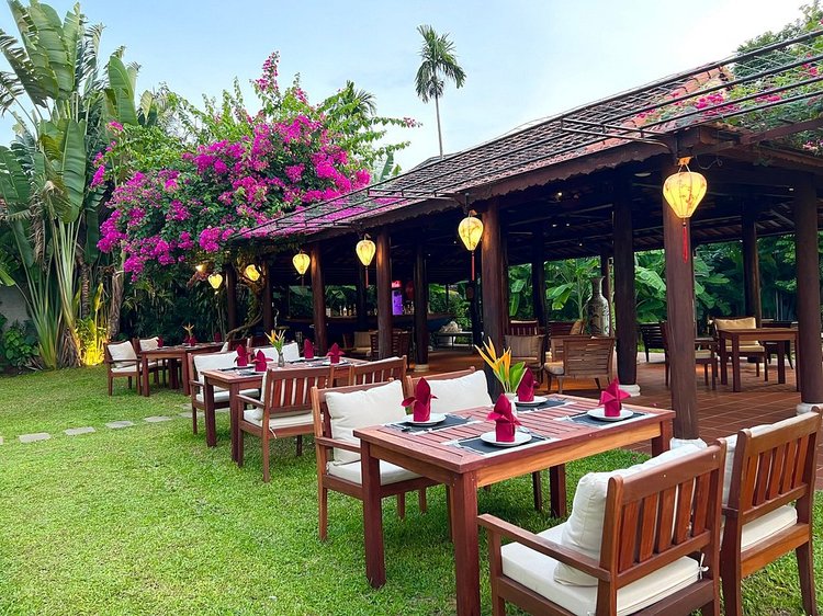হোয়াই নদের তীরে সবুজ গাছপালা দিয়ে ঘেরা একটি শান্ত বাগানে দ্য সউল রেস্টুরেন্ট। ছবি: ট্রিপ অ্যাডভাইজর