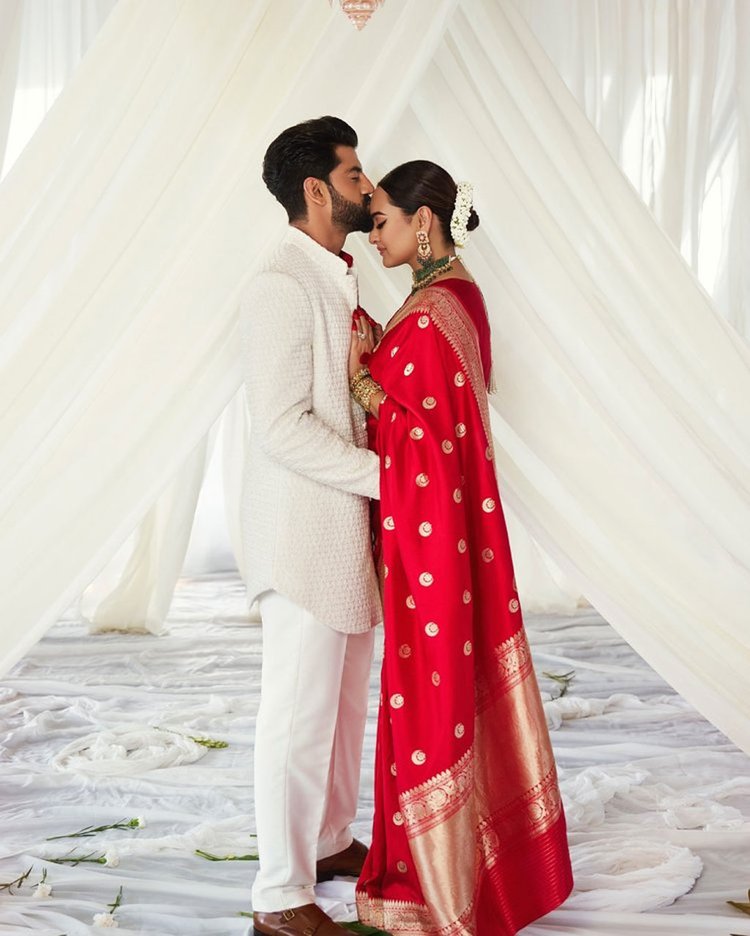 নিগূঢ় বন্ধুত্বই তাঁদের এই সম্পর্কে মূল ভিত্তি। ছবি: ফেমিনা
