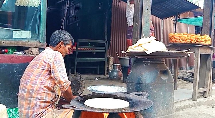 চলছে রুটি ভাজা। ছবি: লেখক