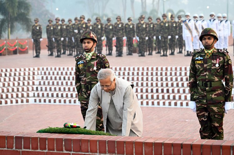লাখো শহীদের আত্মত্যাগে অর্জিত স্বাধীনতার স্মরণে জাতীয় স্মৃতিসৌধে শ্রদ্ধা জানাতে উপস্থিত হন প্রধান উপদেষ্টা ড. মুহাম্মদ ইউনূস।