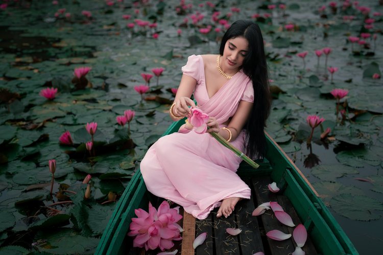 অ্যালকোহল রয়েছে এমন যেকোনো প্রসাধনী এ সময় এড়িয়ে চলুন। মডেল: মিথিলা, ছবি: জয়িতা তৃষা
