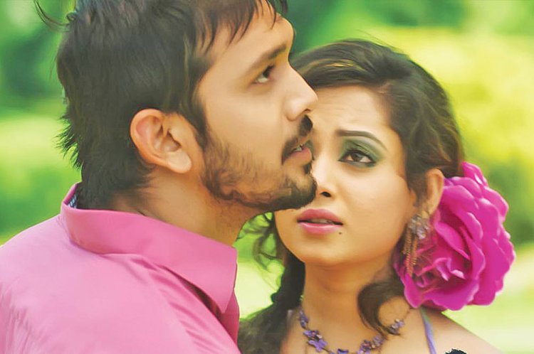 ‘মন যে বোঝে না’ সিনেমায় আরিফিন শুভ ও তমা মির্জা