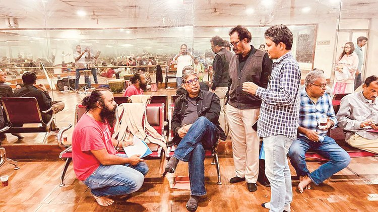 মহড়াকক্ষে নাটকের মঞ্চ পরিকল্পক আফজাল হোসেনের সঙ্গে নির্দেশক ফারুক আহমেদ। ছবি: সংগৃহীত