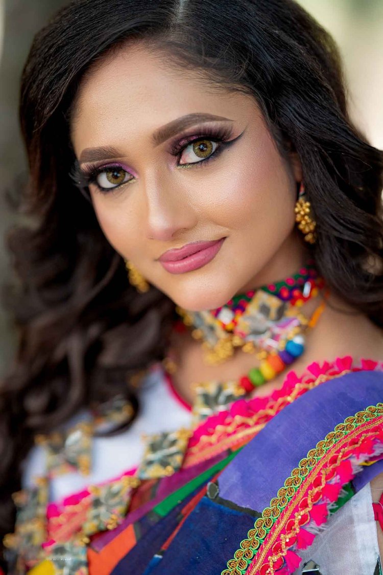 টানা কাজলে চোখ সাজাতে প্রয়োজন হবে মাত্র দুটি জিনিস, ভালো ব্র্যান্ডের একটি প্রাইমার ও আইলাইনার। মডেল: লোপা মুদ্রা দাস, ছবি: ফুহাদ হাসান
