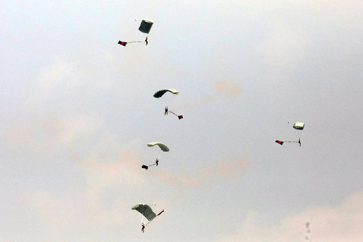 বাংলাদেশ সেনাবাহিনী, বিমানবাহিনী ও নৌবাহিনীর মোট ৫৪ প্যারাট্রুপার তেজগাঁওয়ের পুরোনো বিমানবন্দরে পতাকা বহন করে স্কাই ডাইভ প্রদর্শন করেন।