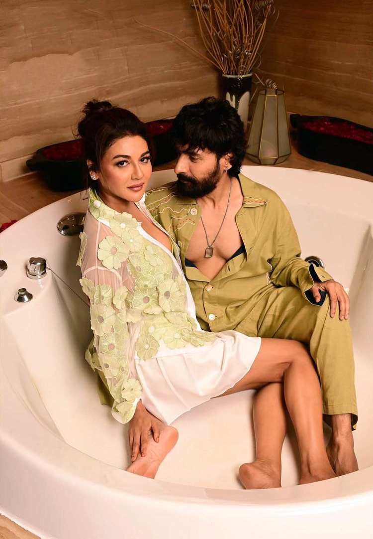 চন্দন রায় সান‌্যালের সঙ্গে এটিই জয়ার প্রথম সিনেমা। দুজনের ঘনিষ্ঠ দৃশ্য আছে সিনেমায়। প্রথমবার কাজে কতটা সহজ হওয়া যায়, প্রশ্নের জবাবে জয়া বলেন, ‘আমার কিছুই মনে হয় না। কারণ, এরকম দৃশ্যের জন‌্য খুব কমফোর্ট জোন তৈরি করা হয়েছিল। দ্বিতীয়ত, জানতাম টোনিদা খুব অ‌্যাসথেটিক‌্যালি শুট করবে। ফলে আমার চেয়ে অনেক বেশি চিন্তা ছিল টোনিদার, আমি একেবারেই চিন্তা করিনি।’