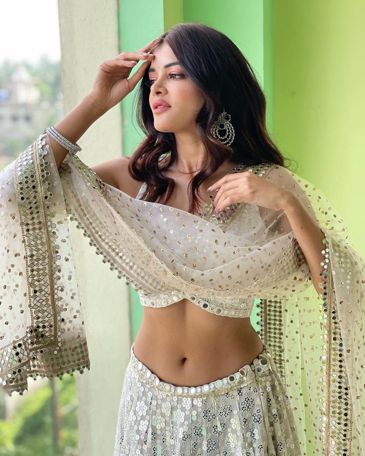 মধুমিতা মানসিক চাপ কমাতে ধ্যান ও নানা ধরনের যোগব্যায়াম করেন। ছবি: ফেসবুক