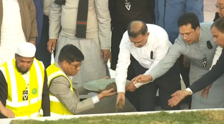 মায়ের কবরে মাটি দিচ্ছেন তারেক রহমান। ছবি: ফেসবুক