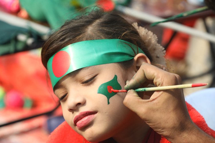 মহান বিজয় দিবসে শিশুর মুখে বিজয়ের রং।