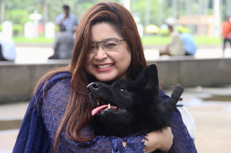 কুকুর নিয়ে এক দর্শনার্থী।