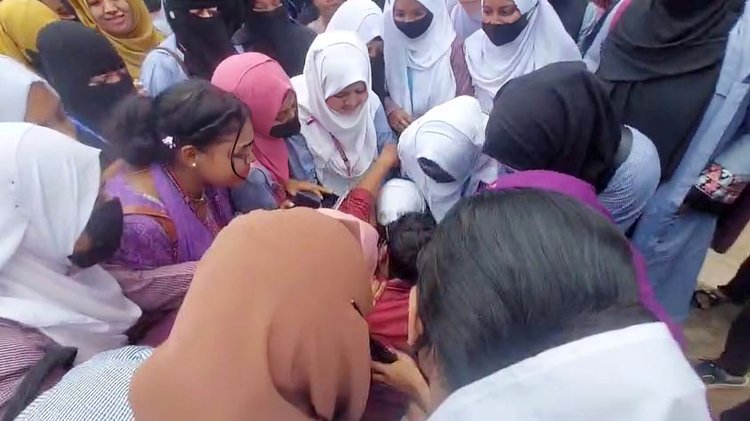 আন্দোলন বন্ধ করতে শিক্ষার্থীদের অনুরোধ করতে গিয়ে মাটিতে লুটিয়ে পড়েন অধ্যাপক মোহাম্মদ মহসীন। ছবি: আজকের পত্রিকা