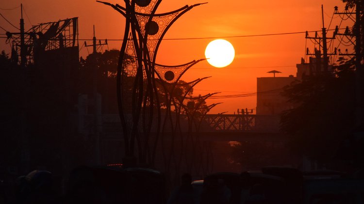 বছরের শেষ সূর্যাস্ত, রাজশাহীর তালাইমারী এলাকা থেকে তোলা। ছবি: মিলন শেখ