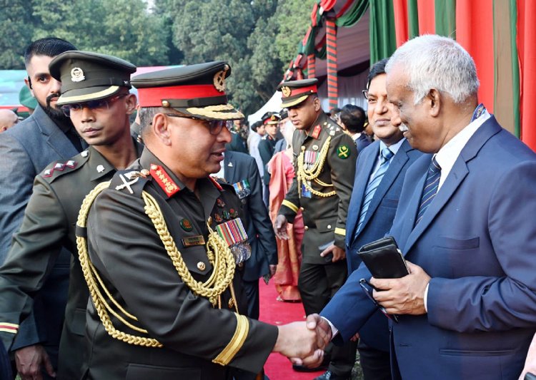 বঙ্গভবনে আয়োজিত অনুষ্ঠানে আমন্ত্রিত অতিথিদের সঙ্গে সেনাপ্রধানের কুশল বিনিময়।