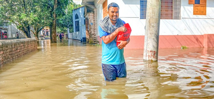 রাতভর ভারী বৃষ্টিতে ডুবে গেছে চাঁপাইনবাবগঞ্জ শহর। পানি ঢুকে পড়েছে বাসাবাড়ি, অফিস ও শিক্ষাপ্রতিষ্ঠানে। গতকাল শহরের স্বরূপনগর এলাকায়। ছবি: আজকের পত্রিকা