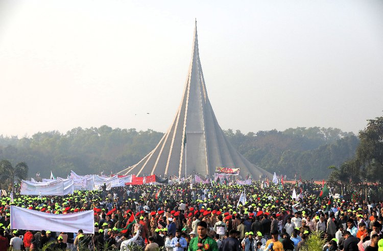 বিজয় দিবসে পতাকা হাতে স্মৃতিসৌধে শ্রদ্ধা জানাতে মানুষের ঢল।