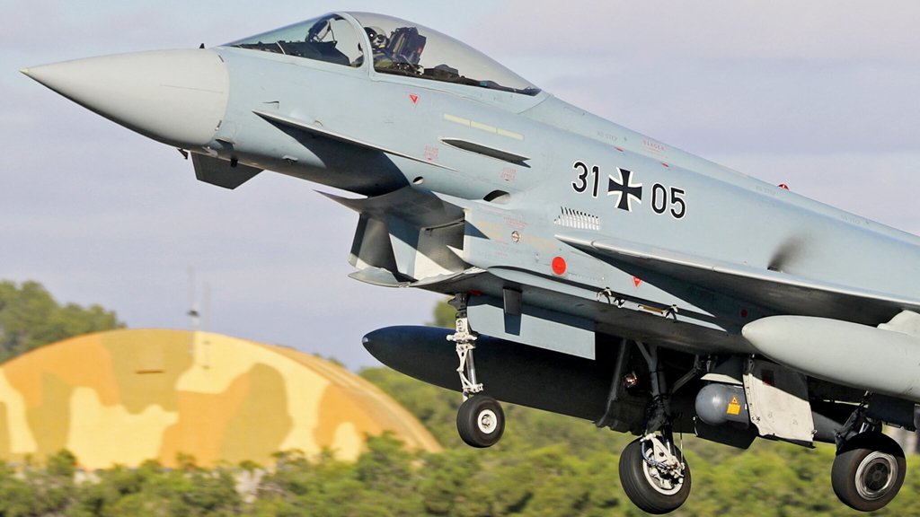 ইতালির লিওনার্দো এসপিএ থেকে জঙ্গি বিমান কিনছে বাংলাদেশ