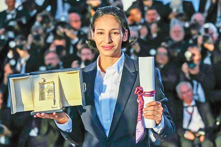 ফিচার ফিল্মে সেরা অভিনেত্রীর পুরস্কার হাতে নাদিয়া মেলিতি। ছবি: সংগৃহীত