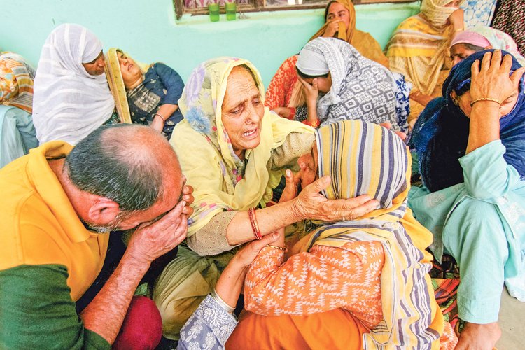 পাকিস্তানের গোলার আঘাতে প্রাণ গেছে স্বজনের। প্রিয়জন হারানোর শোকে আর্তনাদ করছেন পরিবারের সদস্যরা। গতকাল ভারতনিয়ন্ত্রিত কাশ্মীরের জম্মুতে। ছবি: এএফপি