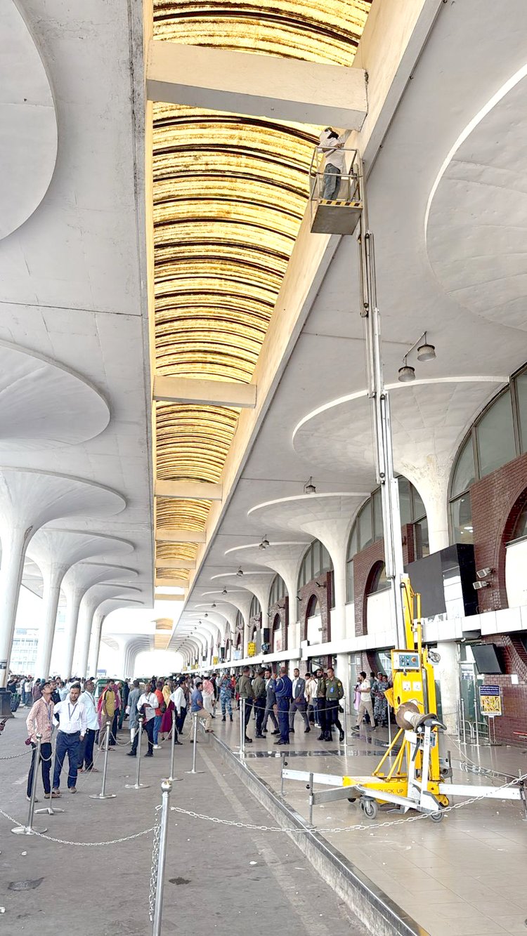 রাজধানীতে ভূমিকম্পে শাহজালাল বিমানবন্দরের টার্মিনাল-২ এর পলেস্তারা খসে পড়েছে। ছবি: আজকের পত্রিকা