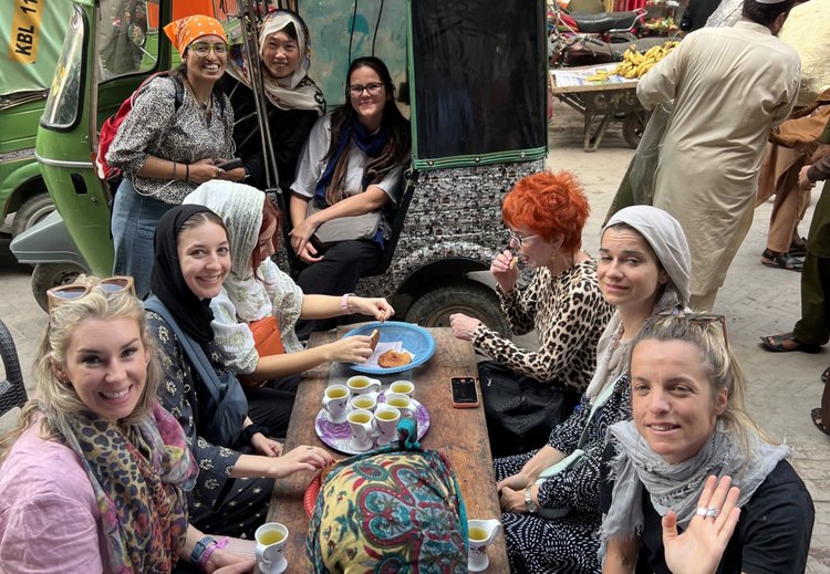 বিদেশি পর্যটকদের নিয়ে পেশোয়ারের একটি ঐতিহাসিক স্থানে জাভেরিয়া আনোয়ার (ওপরের সারির সর্ব বাঁয়ে)