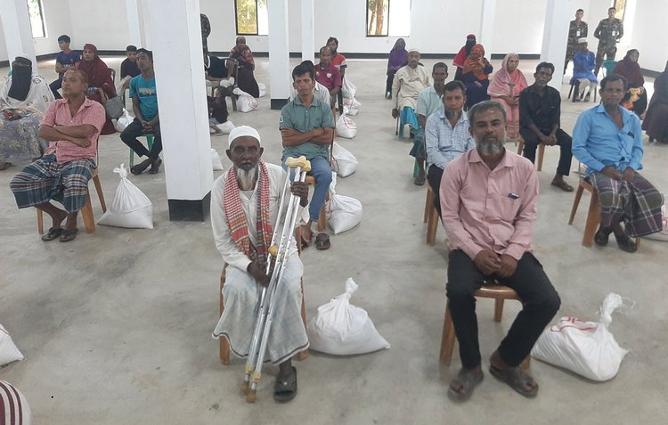 খাগড়াছড়ি সদর সেনা জোন কর্তৃক আর্থিক সহায়তা। ছবি: সংগৃহীত