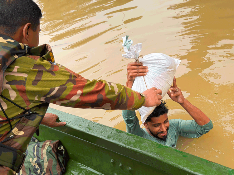 বাংলাদেশ সেনাবাহিনীর ত্রাণ বিতরণ। ছবি: সংগৃহীত