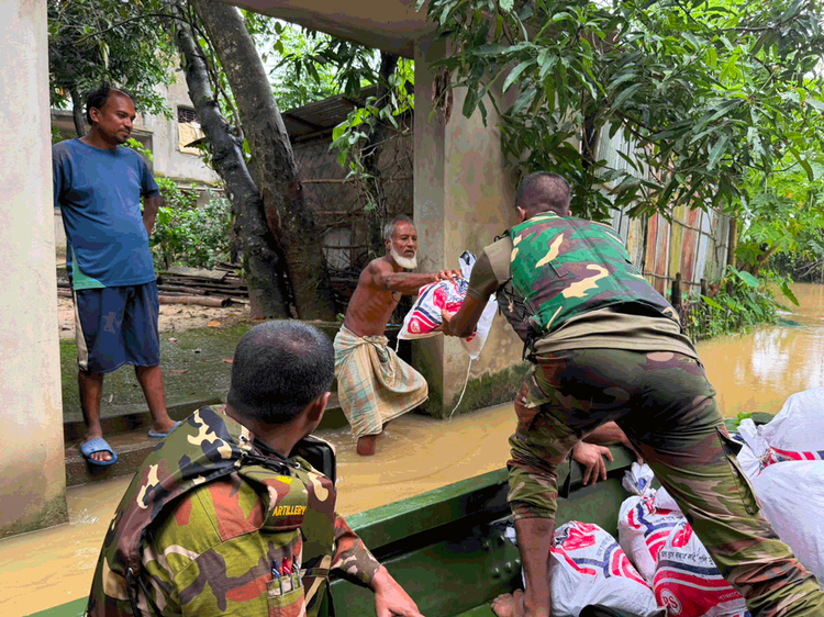 বাংলাদেশ সেনাবাহিনীর ত্রাণ বিতরণ। ছবি: সংগৃহীত