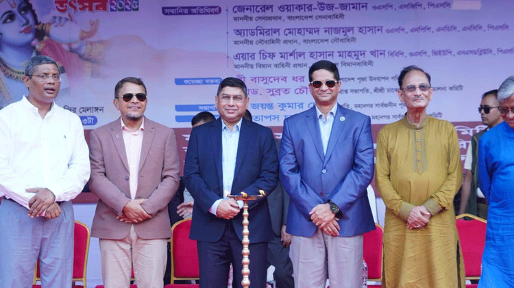 জন্মাষ্টমীর উৎসবে বক্তব্য দিচ্ছেন সেনাপ্রধান জেনারেল ওয়াকার-উজ-জামান। রাজধানীর পলাশী মোড়। ১৬ আগস্ট ছবি: আইএসপিআর