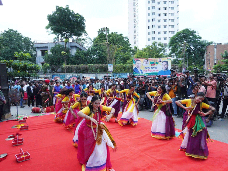 জন্মাষ্টমীর উৎসবে বক্তব্য দিচ্ছেন সেনাপ্রধান জেনারেল ওয়াকার-উজ-জামান। রাজধানীর পলাশী মোড়। ১৬ আগস্ট ছবি: আইএসপিআর