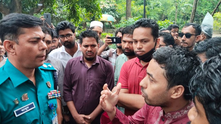 ৪৪ তম বিসিএসে পদ বৃদ্ধির দাবিতে যমুনায় যাওয়ার চেষ্টা করলে বিক্ষোভকারীদের সরিয়ে দেয় পুলিশ। ছবি: আজকের পত্রিকা