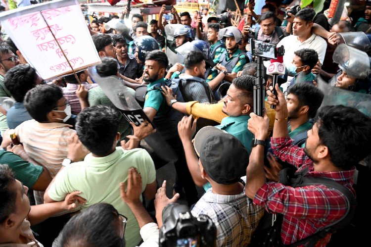 শাহবাগ অবরোধের একপর্যায়ে পুলিশের সঙ্গে শিক্ষার্থীদের ধাক্কাধাক্কি হয়। ছবি: আজকের পত্রিকা
