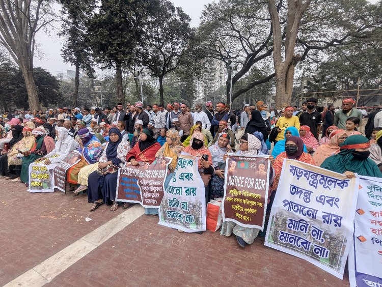 বিডিআর হত্যাকাণ্ডের বিচার দাবিতে শহীদ মিনারে সংহতি সমাবেশ। ছবি: মেহেদী হাসান