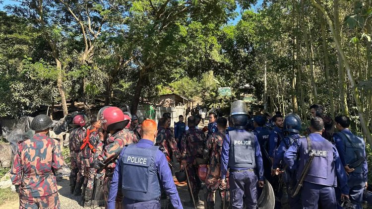 অবৈধ ইটভাটায় অভিযানে বাধা । ছবি: সংগৃহীত