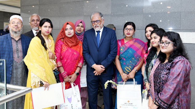 মো. সায়েদুর রহমানের সঙ্গে নিয়োগ পাওয়া চিকিৎসকেরা। ছবি: স্বাস্থ্য ও পরিবারকল্যাণ মন্ত্রণালয়