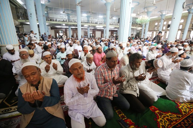 বায়তুল মোকাররম মসজিদে জুমার নামাজের পর খালেদা জিয়ার সুস্থতা ও রোগ মুক্তি কামনা করে দোয়া করা হয়। ছবি: জাহিদুল ইসলাম