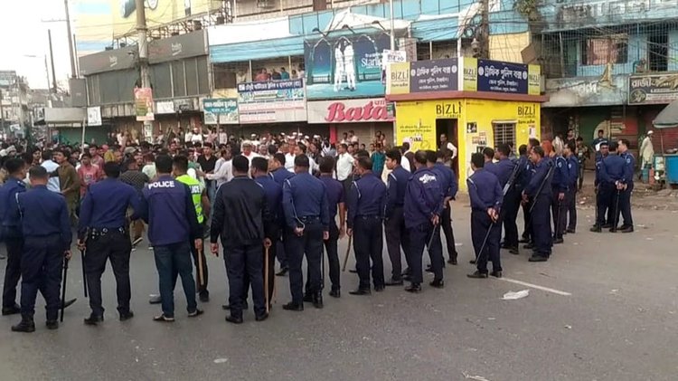 বিএনপির ২ গ্রুপে দফায় দফায় পাল্টাপাল্টি ধাওয়া ঠেকাতে প্রস্তুত পুলিশ সদস্যরা। ছবি: সংগৃহীত