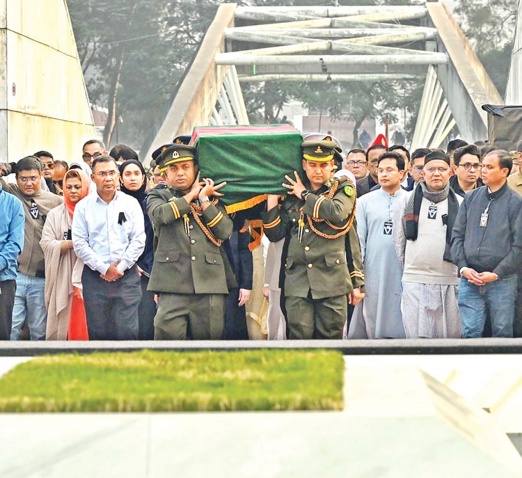 জানাজার পর মানিক মিয়া অ্যাভিনিউ থেকে খালেদা জিয়ার মরদেহ নেওয়া হয় জিয়া উদ্যানে। এ সময় পাশে তাঁর ছেলে ও বিএনপির ভারপ্রাপ্ত চেয়ারম্যান তারেক রহমান। ছবি: আজকের পত্রিকা