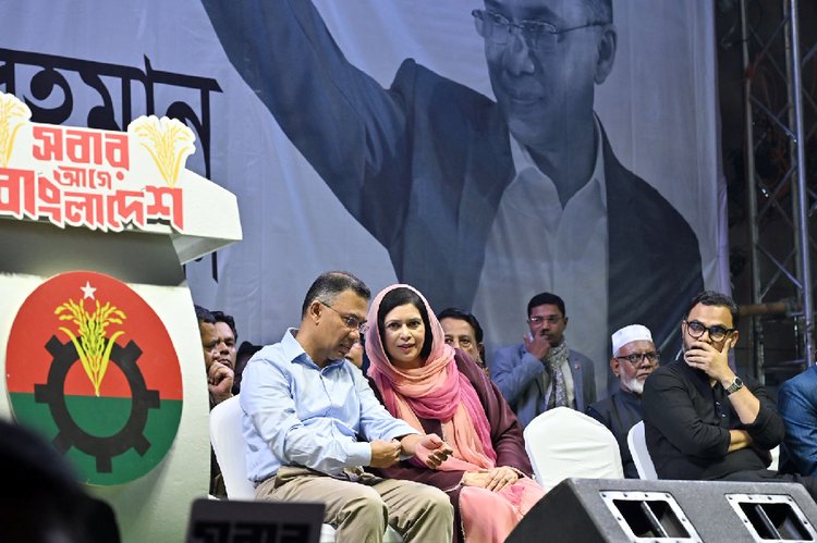 সভামঞ্চে তারেক রহমান ও স্ত্রী জুবাইদা রহমান। ছবি: বিএনপির সৌজন্যে