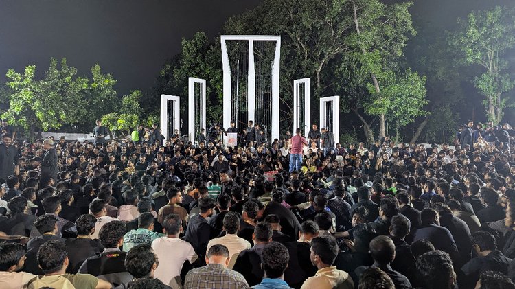 জুলাইয়ের প্রথম প্রহরে শহীদ মিনারে ছাত্রদলের’ আলোয় আলোয় স্মৃতি সমুজ্জ্বল’ উদ্‌যাপন। ছবি: আজকের পত্রিকা